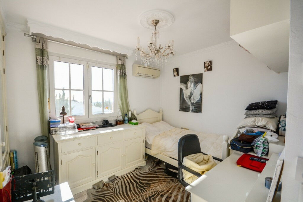 Detached Villa Estepona Málaga - image 22