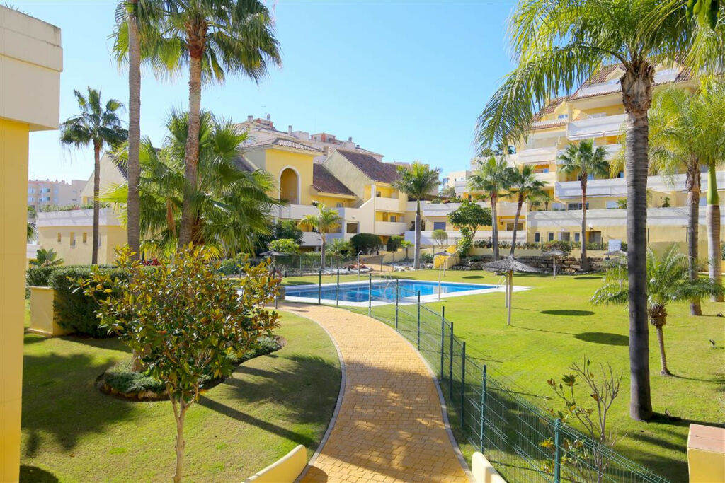 Middle Floor Apartment Estepona Málaga - image 22