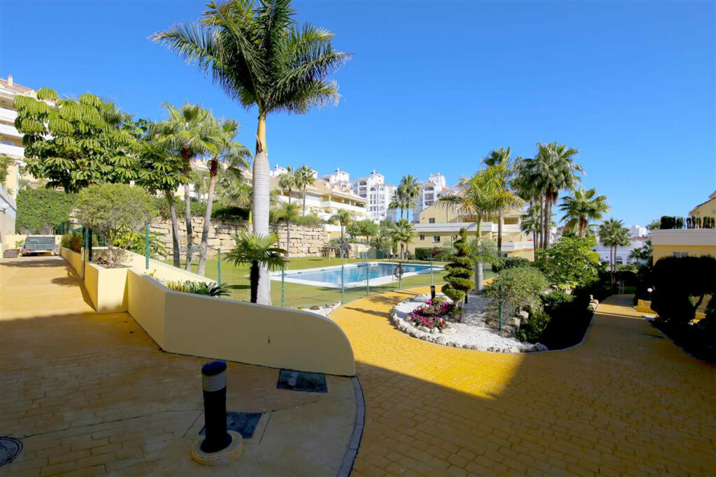 Middle Floor Apartment Estepona Málaga - image 23