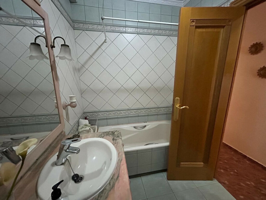Middle Floor Apartment Torrevieja Alicante - image 24