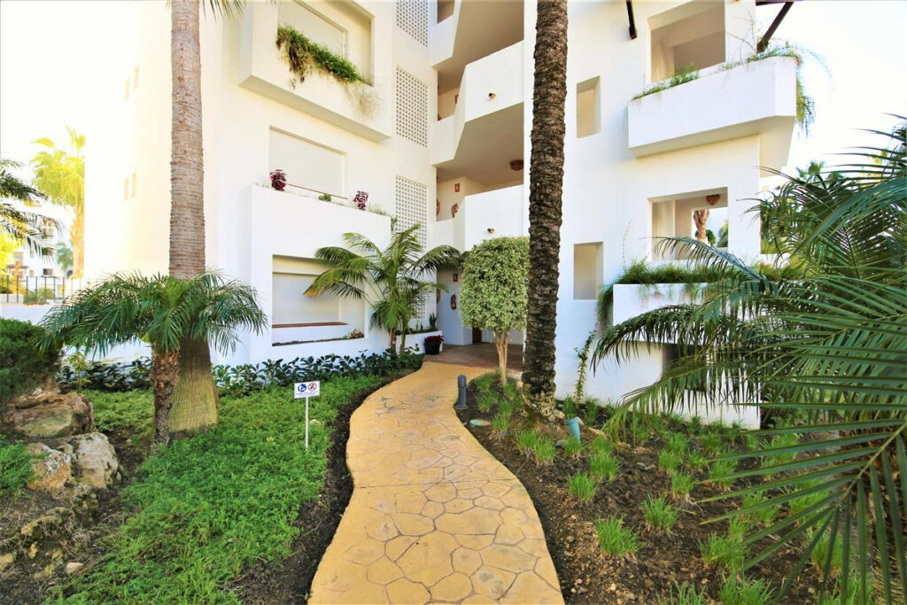 Middle Floor Apartment Estepona Málaga - image 24