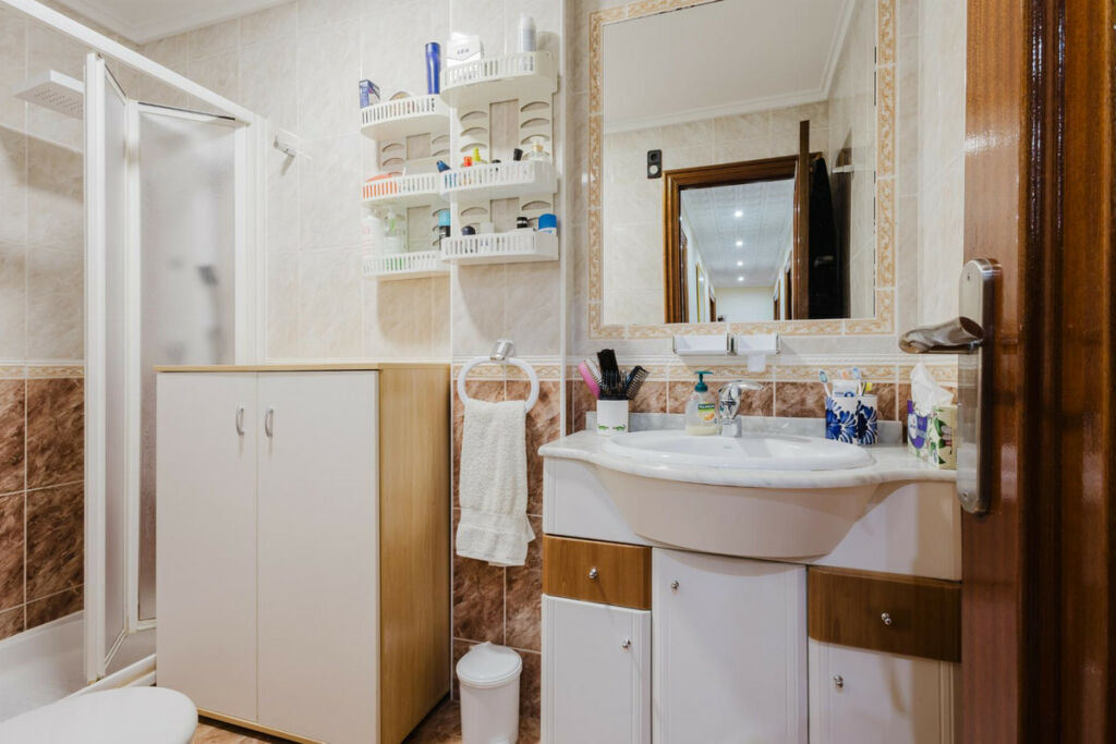 Middle Floor Apartment Torrevieja Alicante - image 25