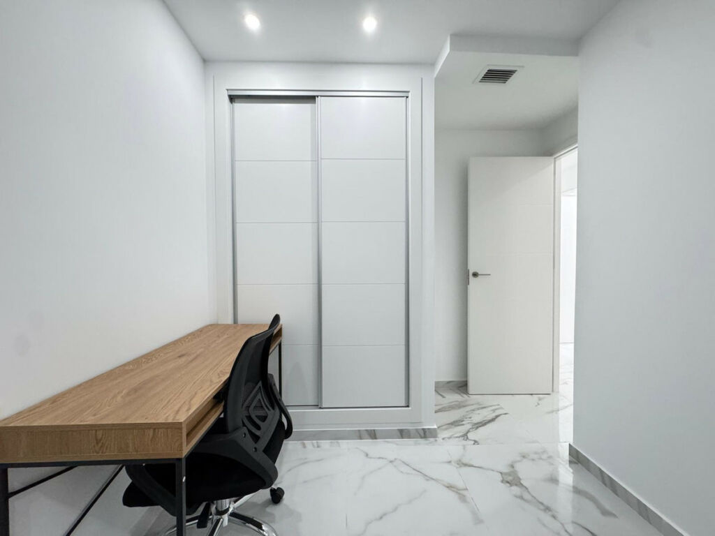Middle Floor Apartment Torrevieja Alicante - image 26