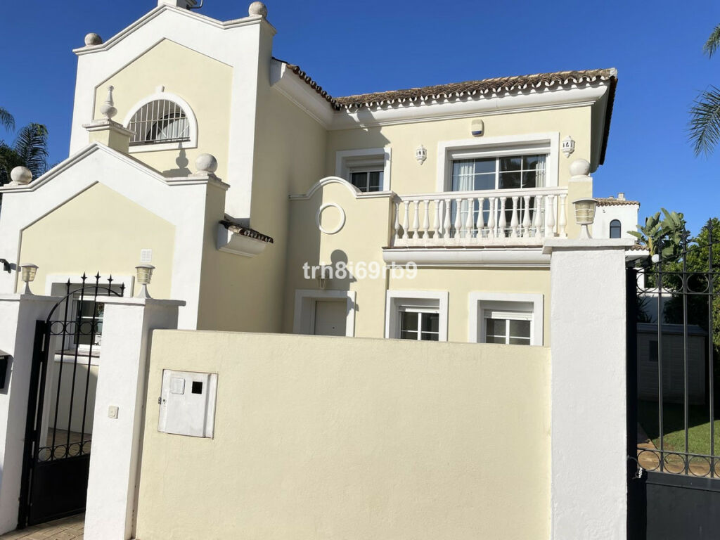 Detached Villa New Golden Mile Málaga - image 27