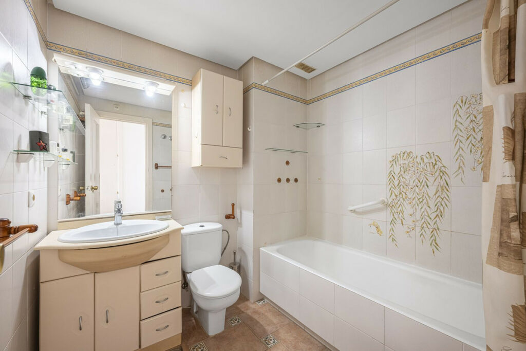 Middle Floor Apartment Estepona Málaga - image 19