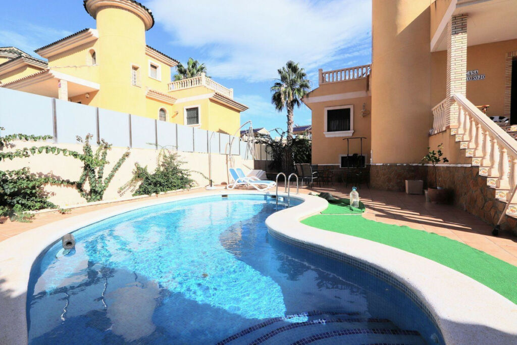 Townhouse Villamartin Alicante - image 3