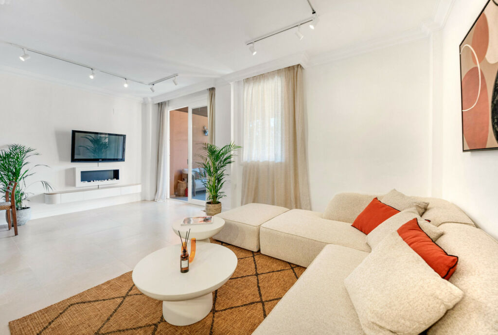 Middle Floor Apartment Estepona Málaga - image 3