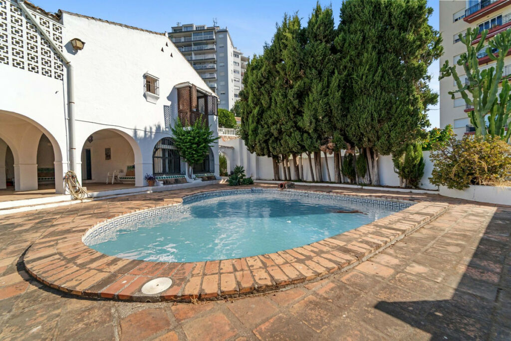 Detached Villa Fuengirola Málaga - image 3