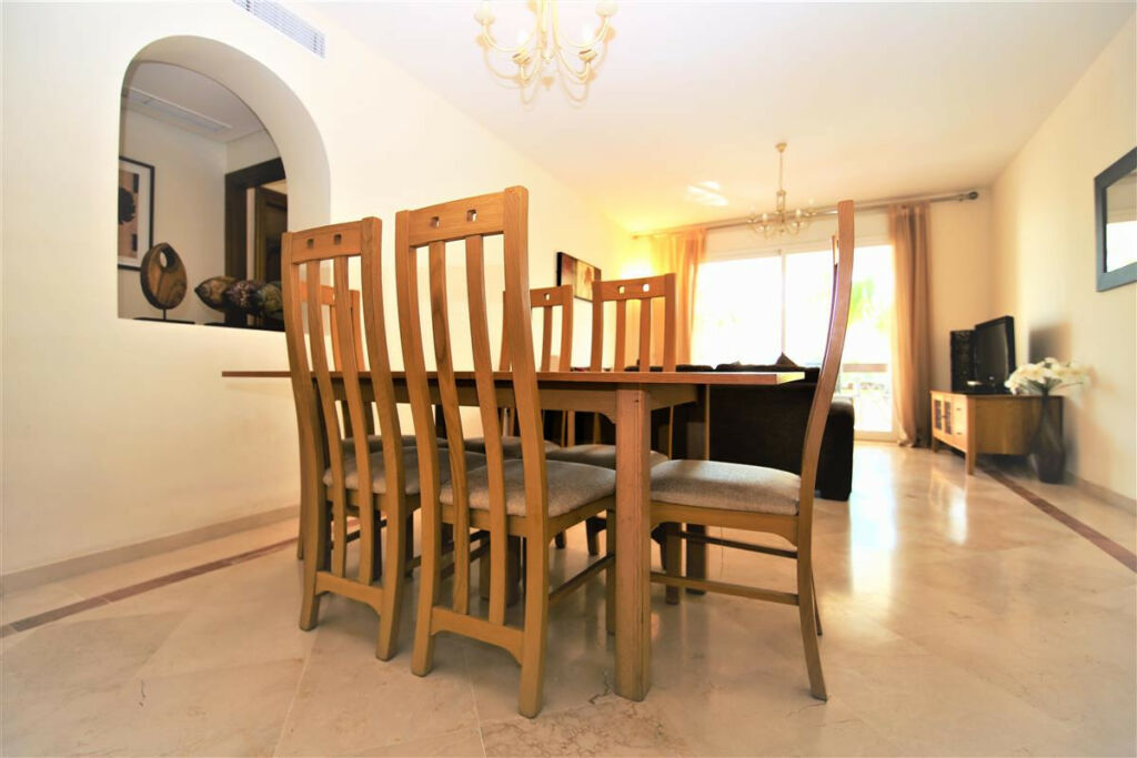Middle Floor Apartment Estepona Málaga - image 3