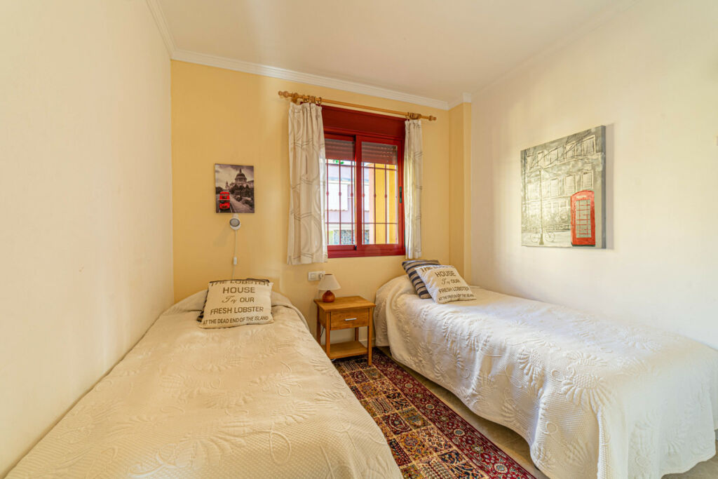 Middle Floor Apartment Los Pacos Málaga - image 3