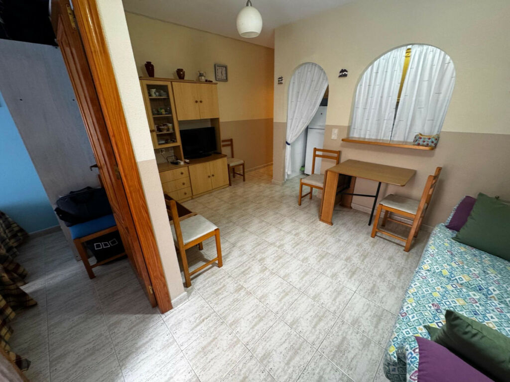 Middle Floor Apartment Torrevieja Alicante - image 3