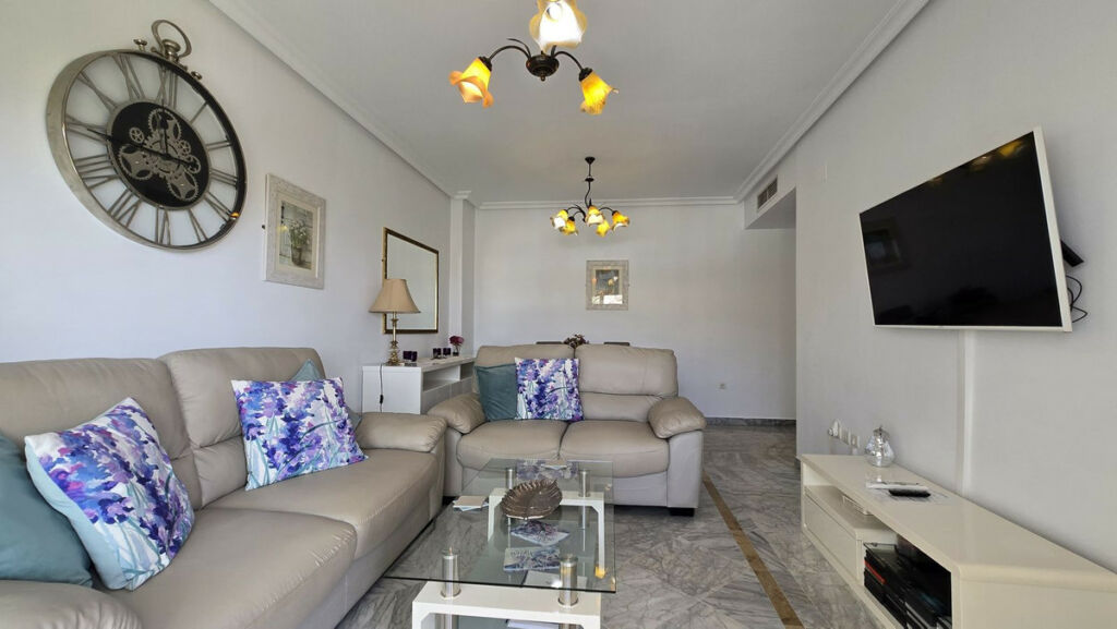 Middle Floor Apartment Nueva Andalucía Málaga - image 3