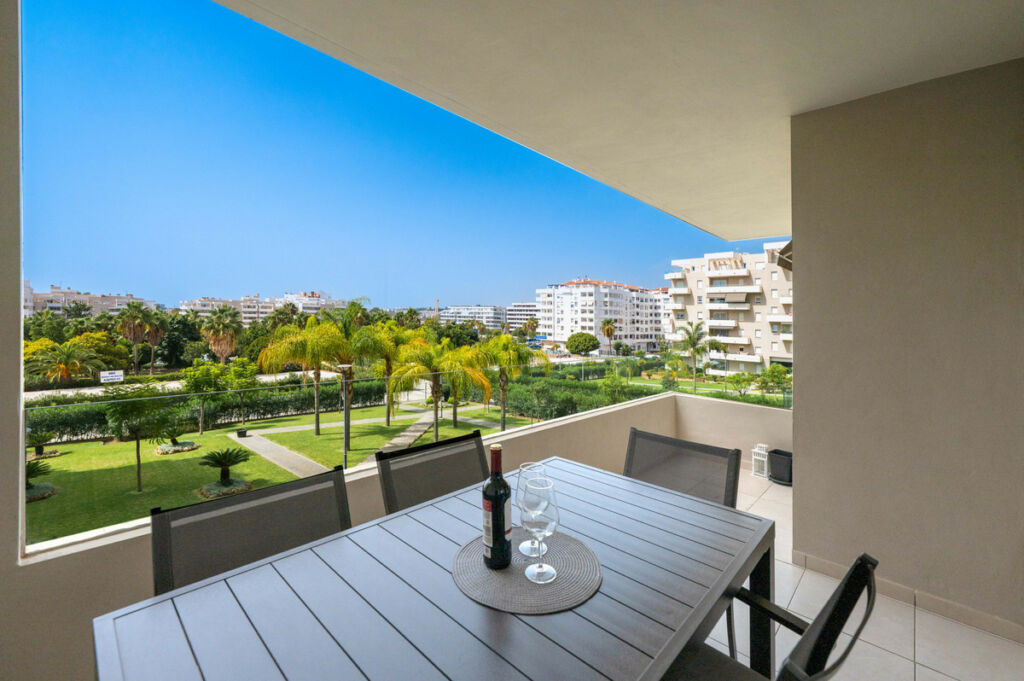 Middle Floor Apartment Nueva Andalucía Málaga - image 3