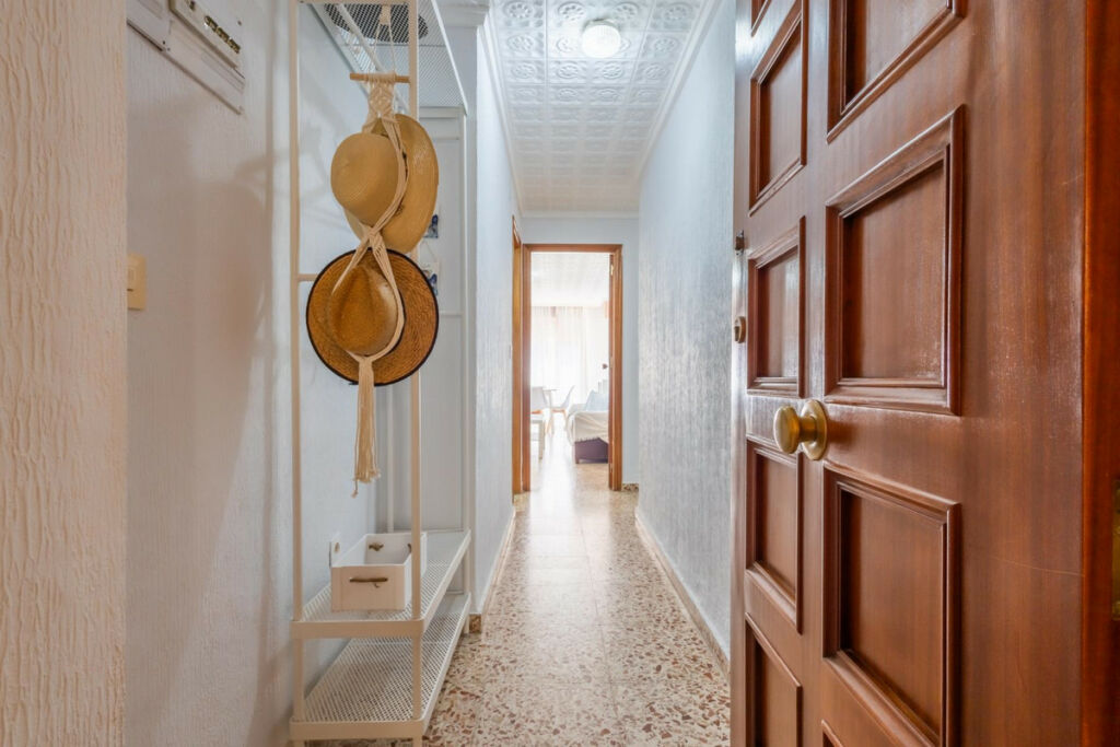 Middle Floor Apartment Torrevieja Alicante - image 3