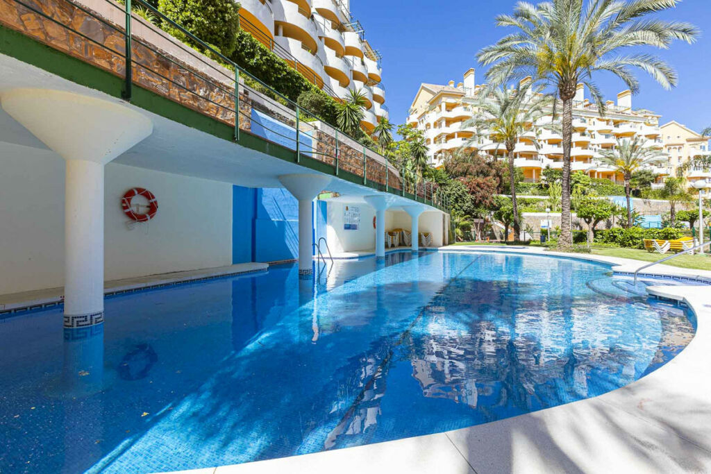 Middle Floor Apartment Nueva Andalucía Málaga - image 3