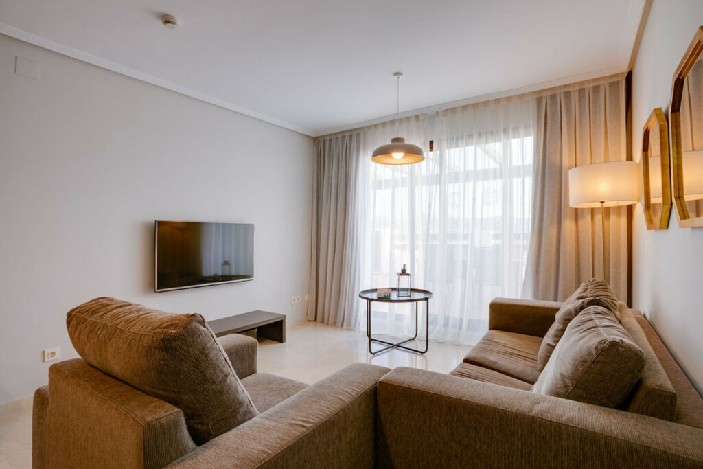Middle Floor Apartment Estepona Málaga - image 3