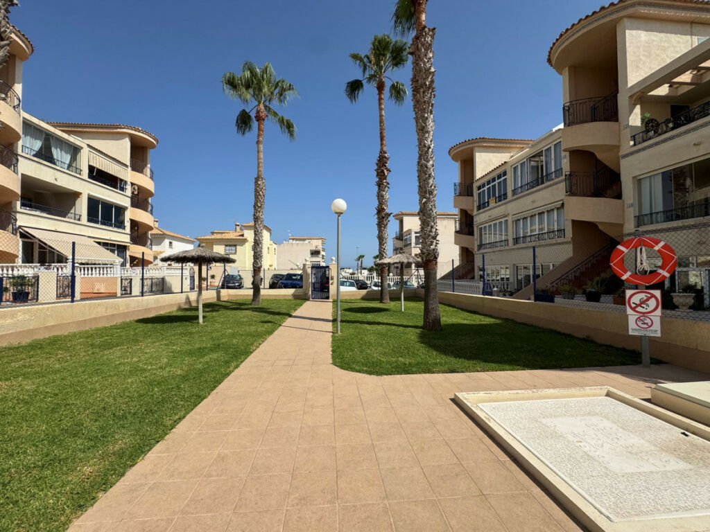 Middle Floor Apartment Los Altos Alicante - image 3