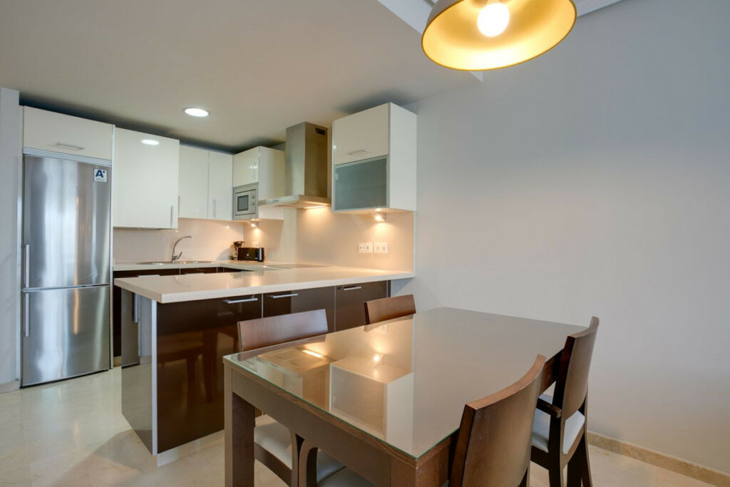 Middle Floor Apartment Estepona Málaga - image 3
