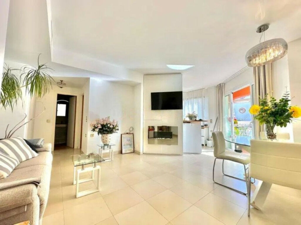 Middle Floor Apartment Benalmadena Málaga - image 3