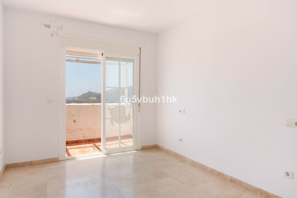 Middle Floor Apartment Istán Málaga - image 3