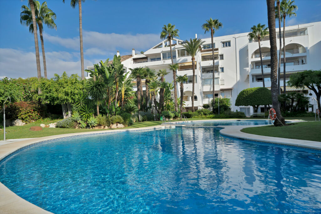 Middle Floor Apartment Estepona Málaga - image 3