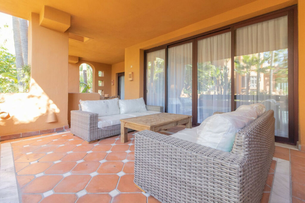 Middle Floor Apartment Nueva Andalucía Málaga - image 3