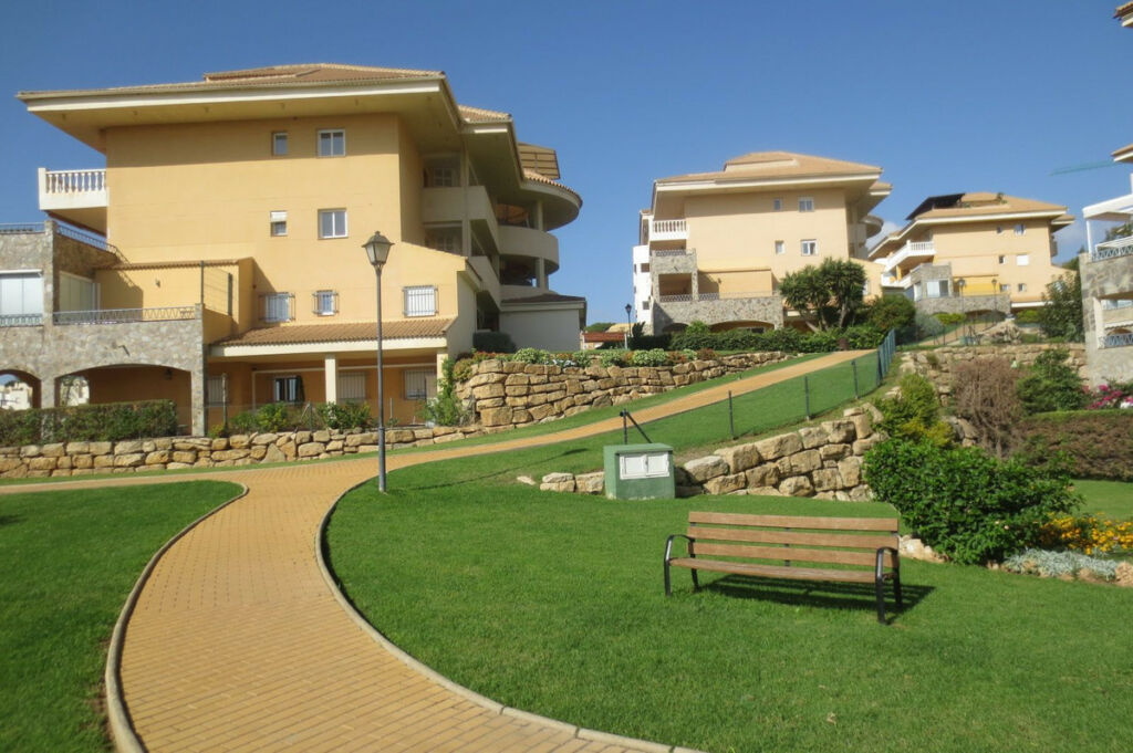 Middle Floor Apartment Fuengirola Málaga - image 3