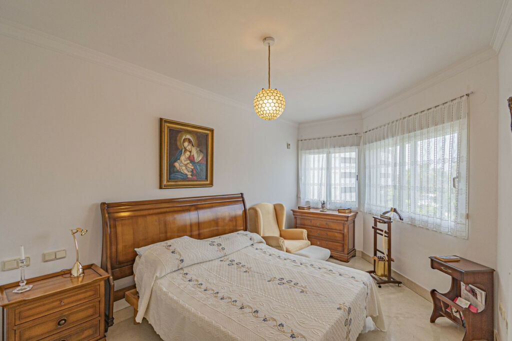Middle Floor Apartment The Golden Mile Málaga - image 3