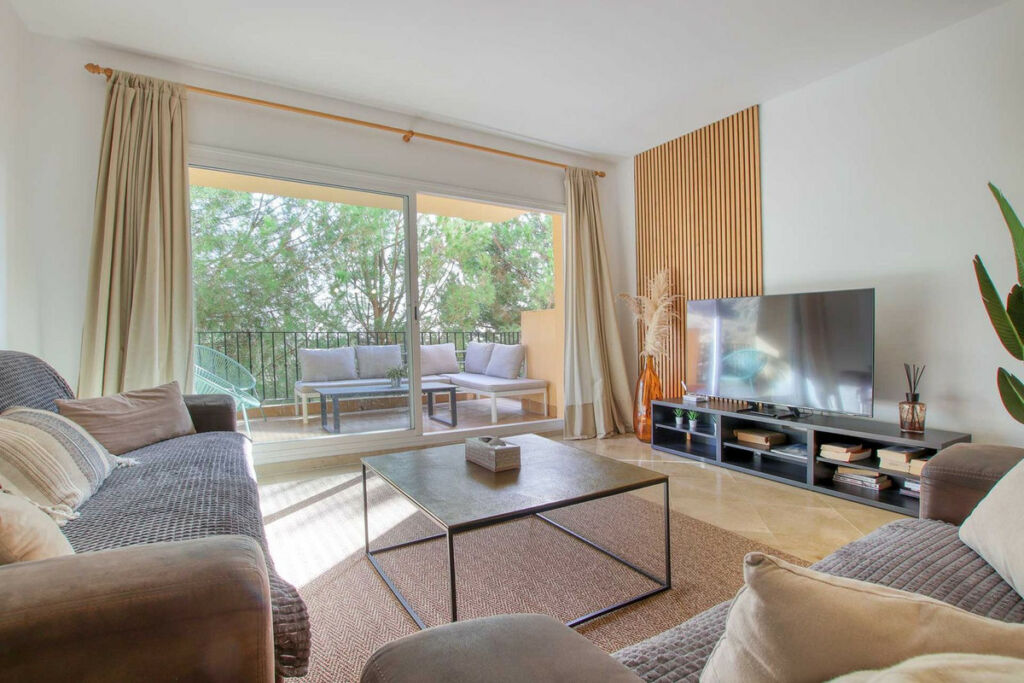 Middle Floor Apartment Calahonda Málaga - image 3