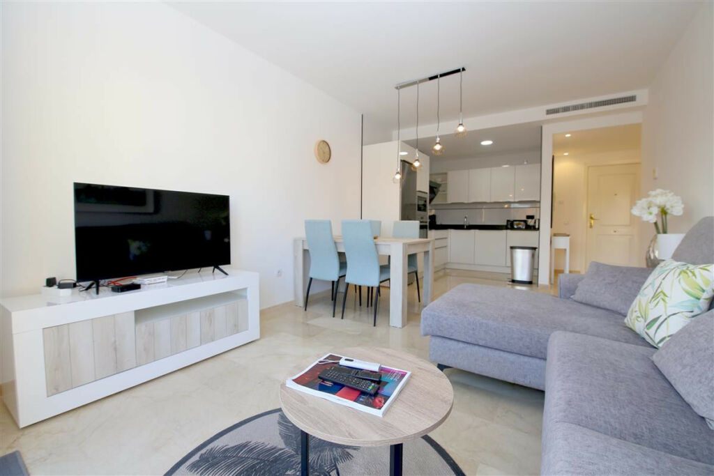 Middle Floor Apartment Estepona Málaga - image 3