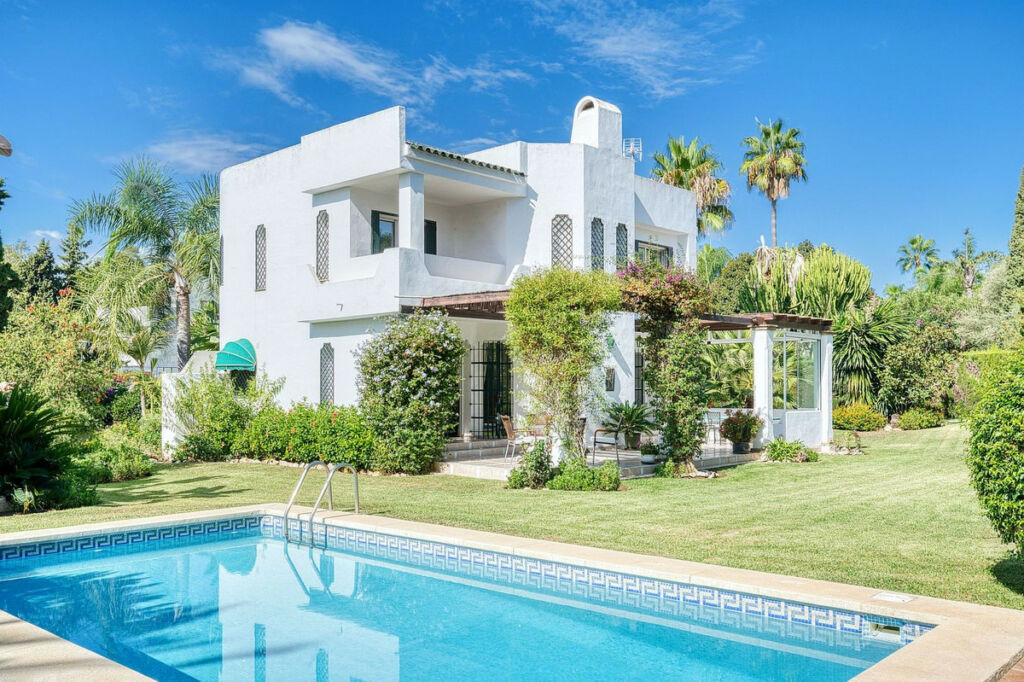 Detached Villa Nueva Andalucía Málaga - image 3