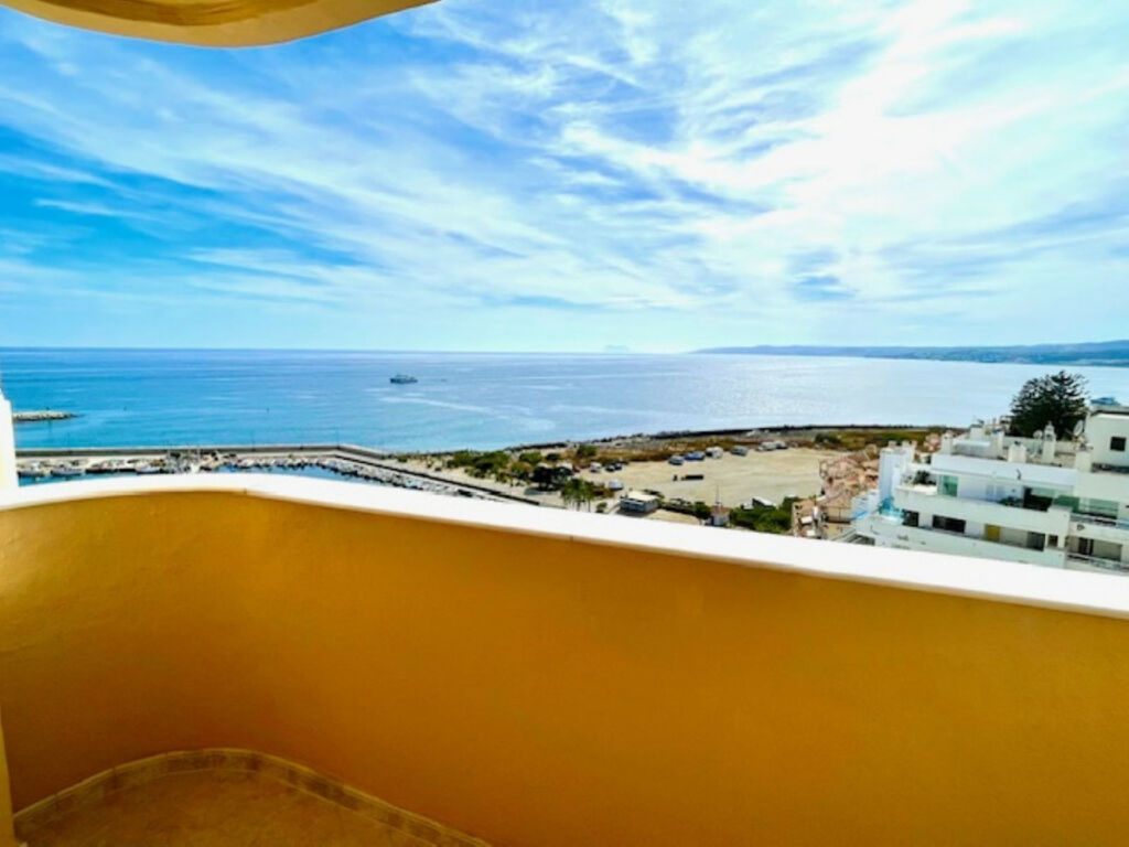 Middle Floor Apartment Estepona Málaga - image 3