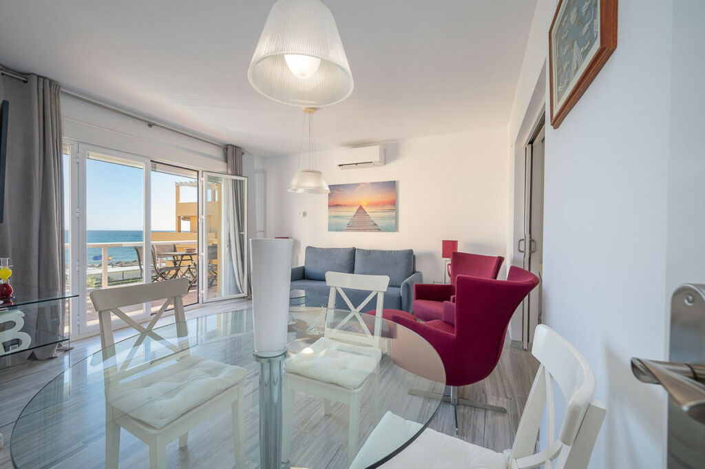 Middle Floor Apartment La Cala Málaga - image 3
