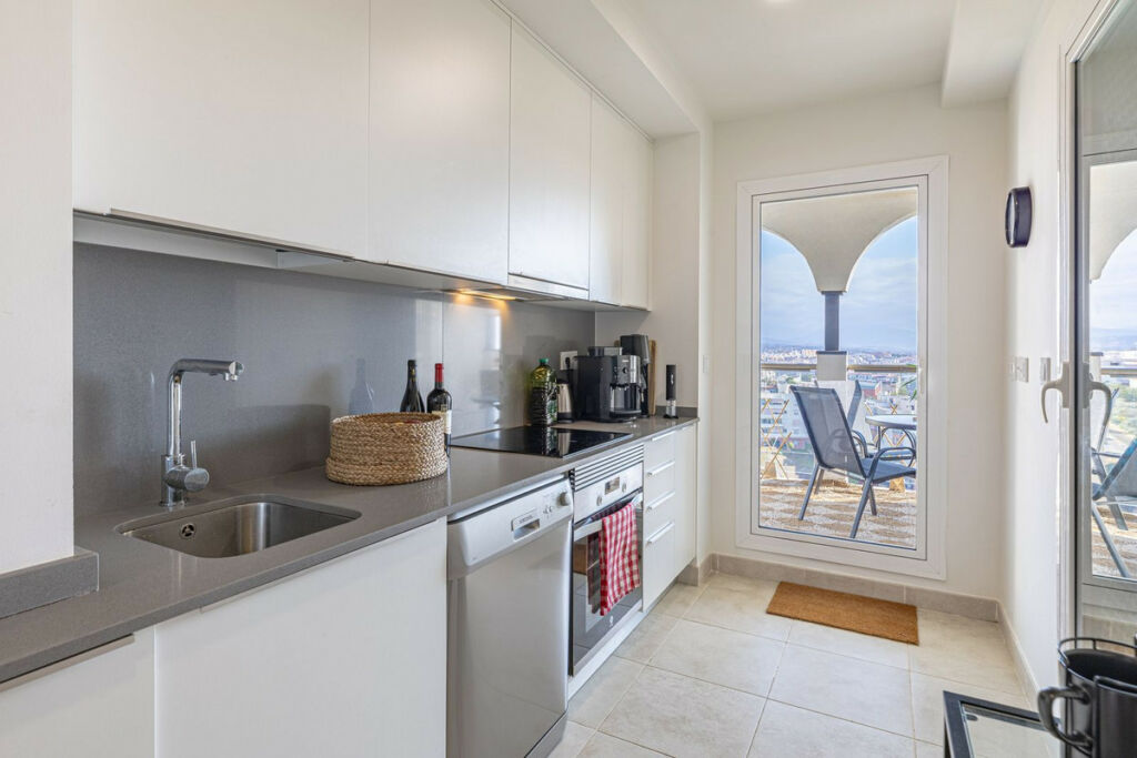 Middle Floor Apartment Estepona Málaga - image 3