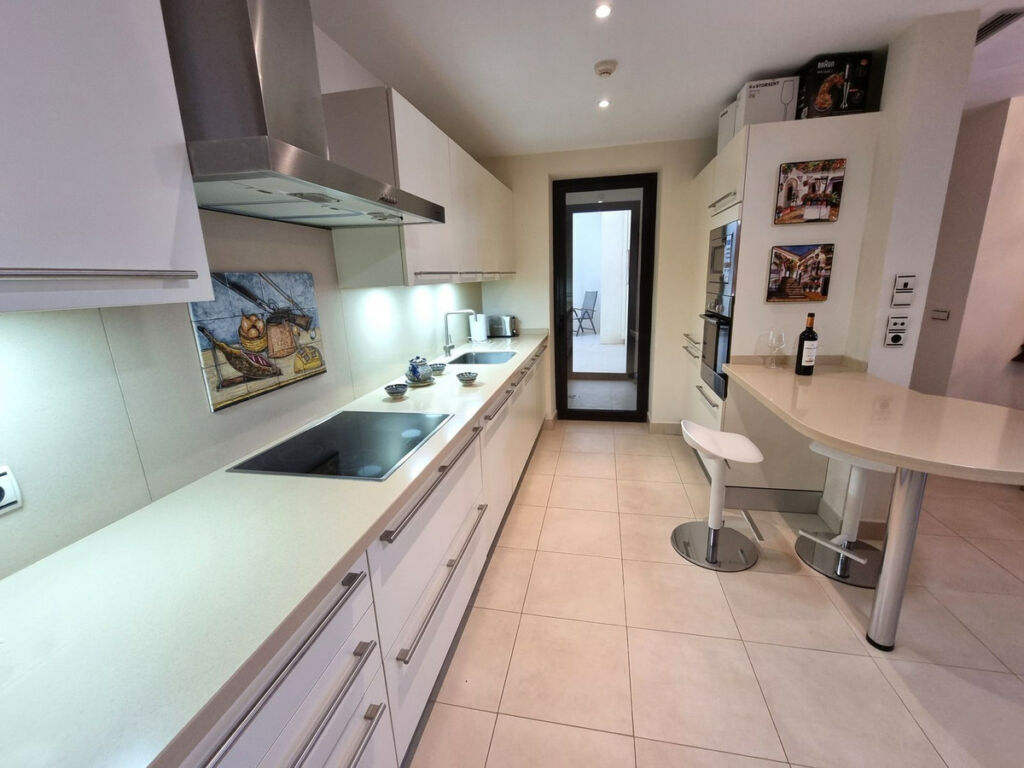 Ground Floor Apartment Altos de los Monteros Málaga - image 3