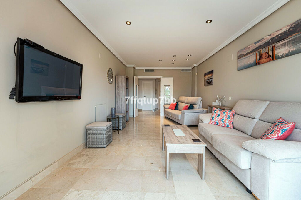 Middle Floor Apartment Estepona Málaga - image 3