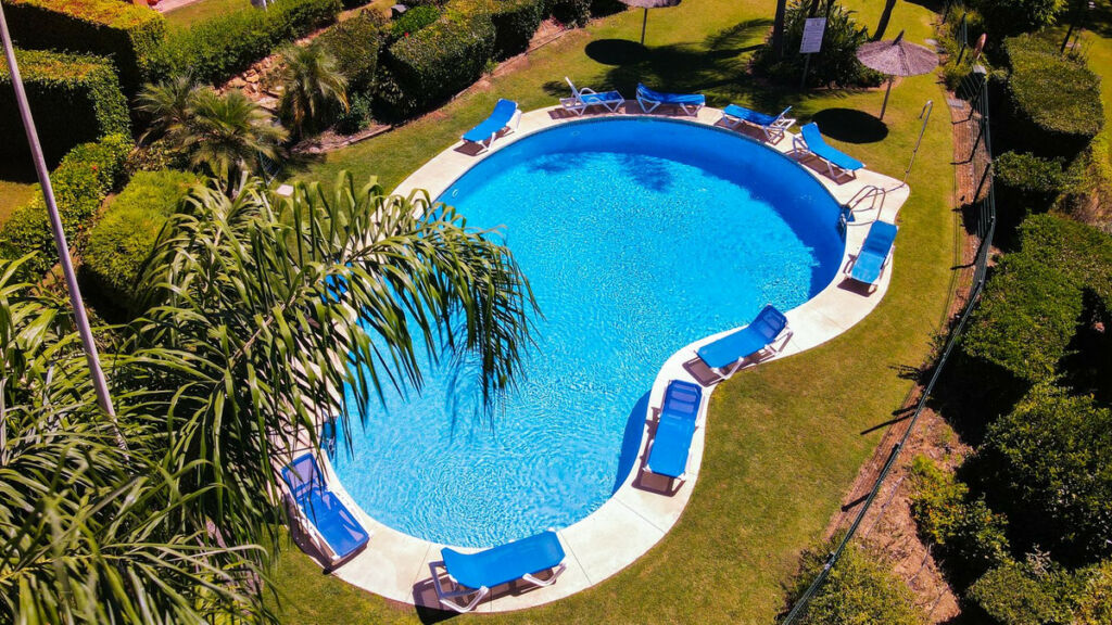 Middle Floor Apartment Estepona Málaga - image 3