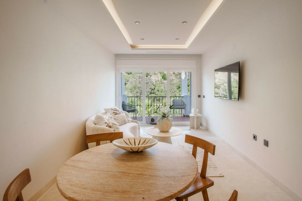 Middle Floor Apartment La Quinta Málaga - image 3