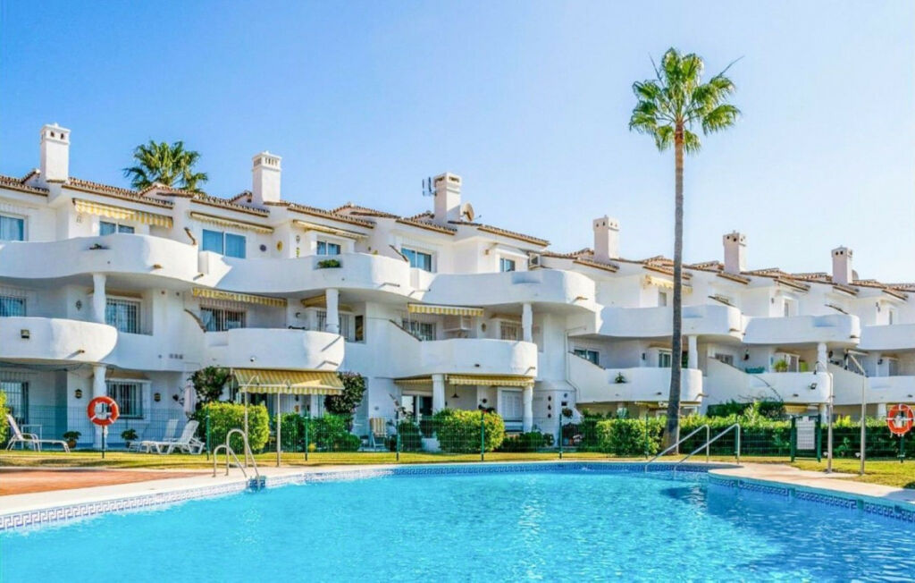 Middle Floor Apartment Calahonda Málaga - image 3