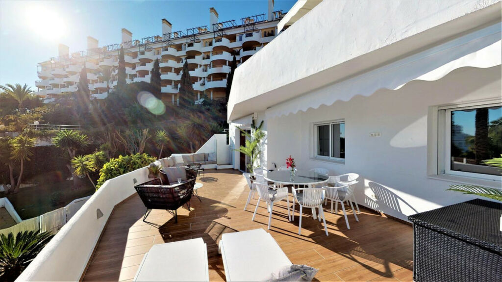 Middle Floor Apartment Nueva Andalucía Málaga - image 3
