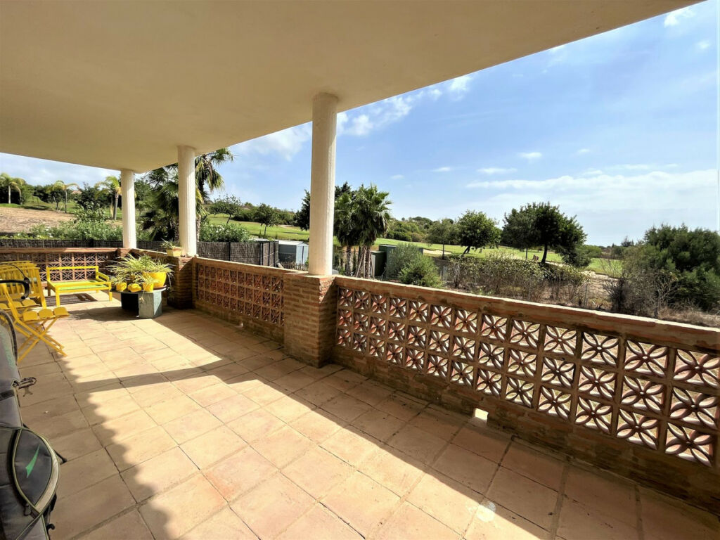 Detached Villa Estepona Málaga - image 3