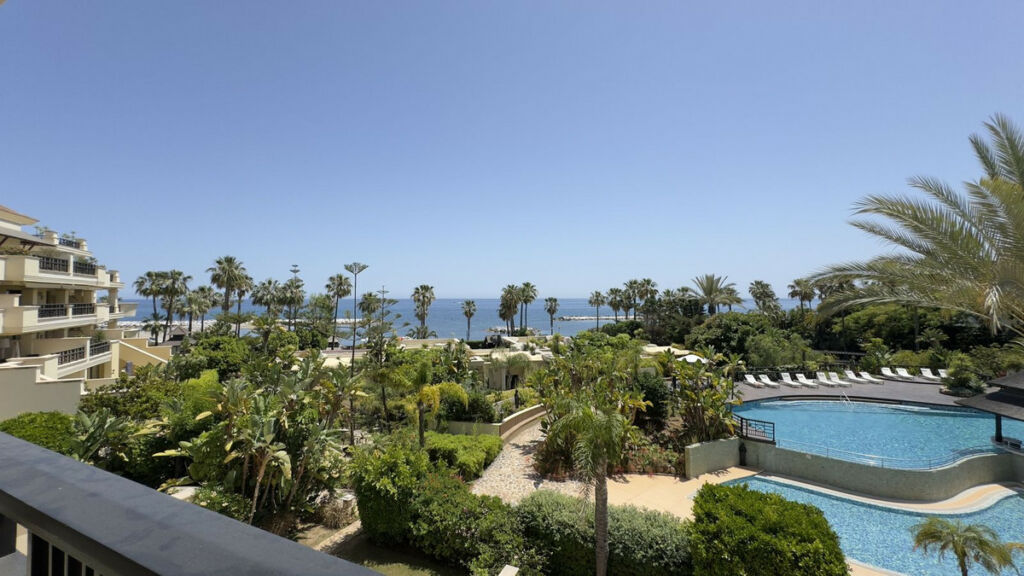 Middle Floor Apartment Puerto Banús Málaga - image 3
