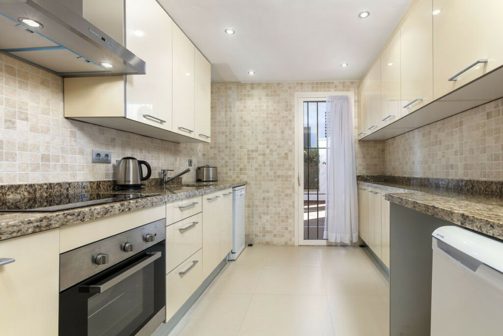 Ground Floor Apartment Nueva Andalucía Málaga - image 3