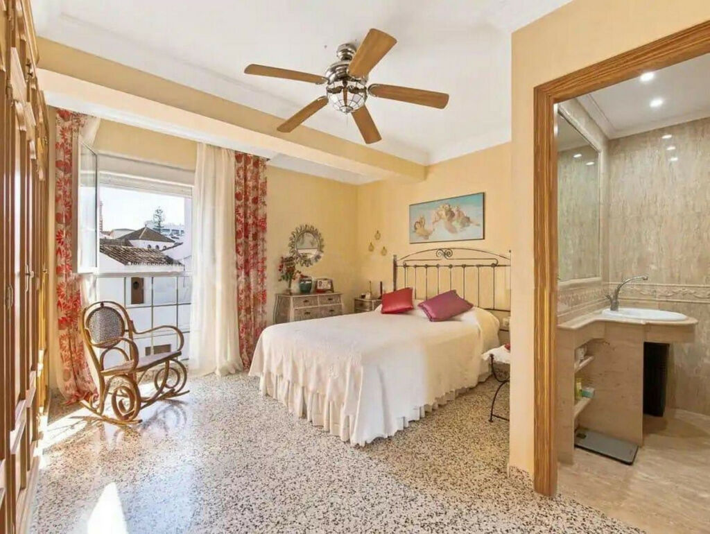 Middle Floor Apartment Estepona Málaga - image 3