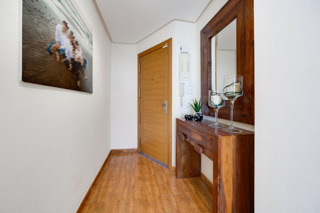 Middle Floor Apartment Torrevieja Alicante - image 3