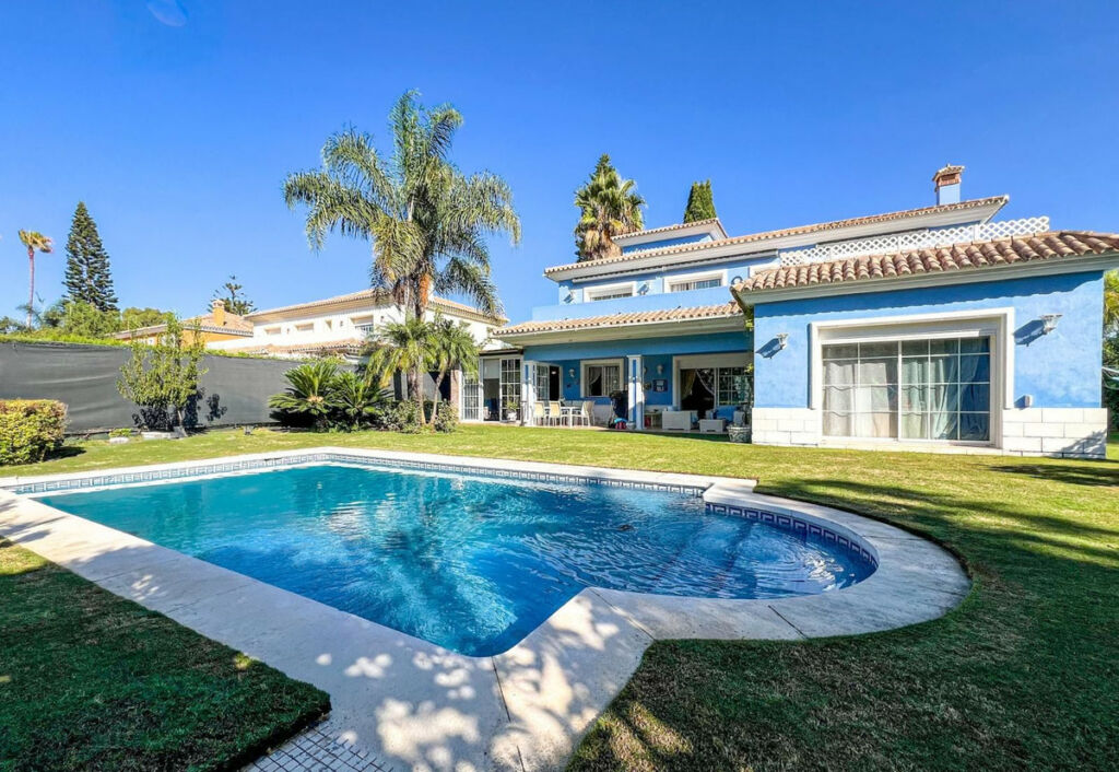 Detached Villa Guadalmina Baja Málaga - image 3