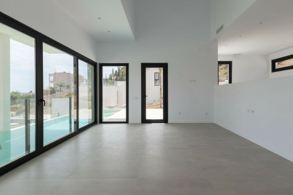 Detached Villa Elviria Málaga - image 3