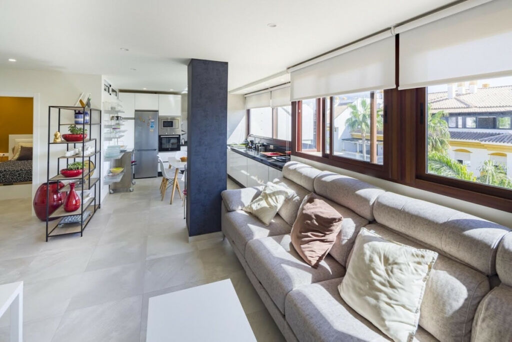 Penthouse Nueva Andalucía Málaga - image 3