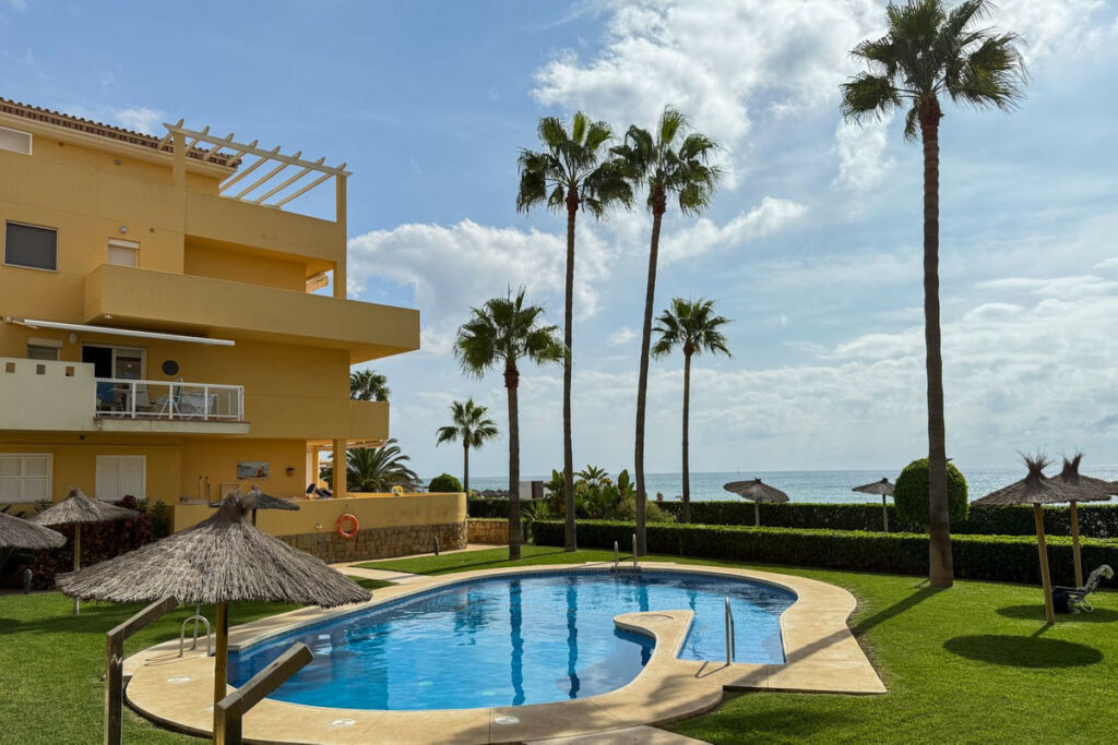 Middle Floor Apartment La Cala Málaga - image 3