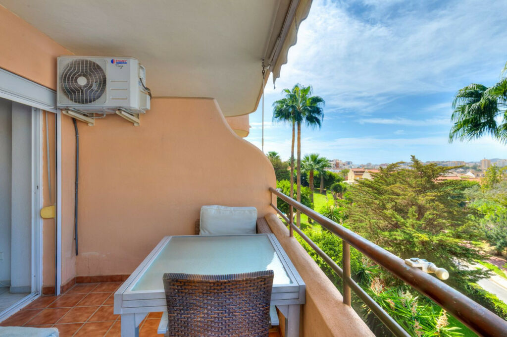 Middle Floor Apartment Fuengirola Málaga - image 3